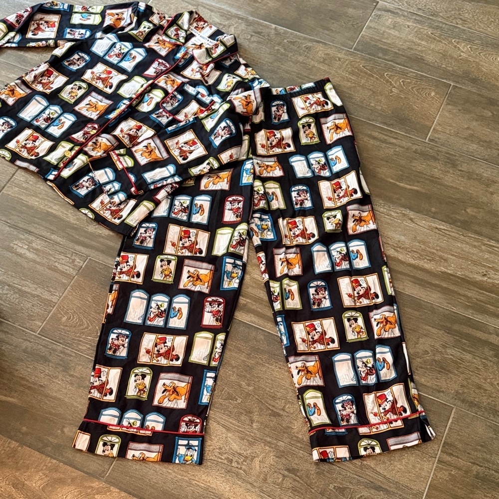 Mickey, Minnie & Goofy Women’s Black Window-Print Pajama Set